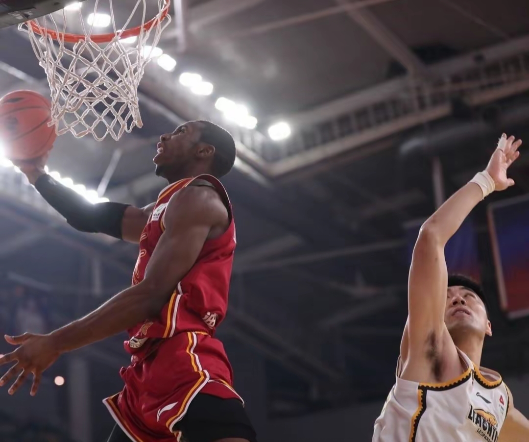 详细阅读:南宫28-转折点达拉斯独行侠篮板制胜,CBA常规赛今晚攻防权衡,球迷炸锅,团队化学反应显著(达拉斯独行侠比赛录像回放) 南宫28-转折点达拉斯独行侠篮板制胜,CBA常规赛今晚攻防权衡,球迷炸锅,团队化学反应显著(达拉斯独行侠比赛录像回放)